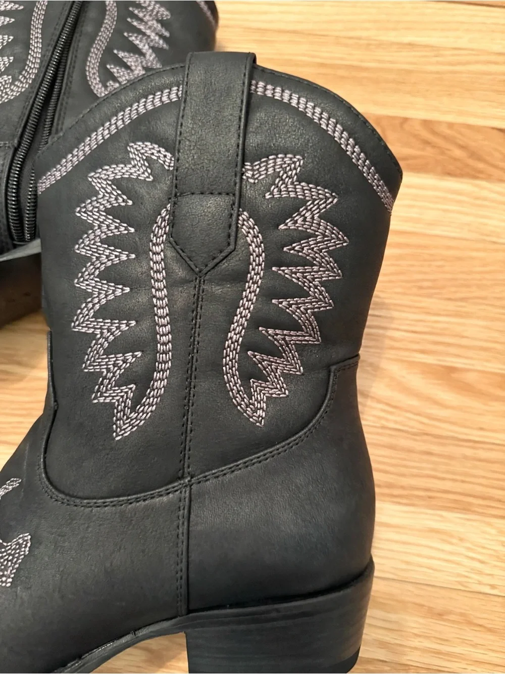 Global Win Black Western Boots with Silver Stitching